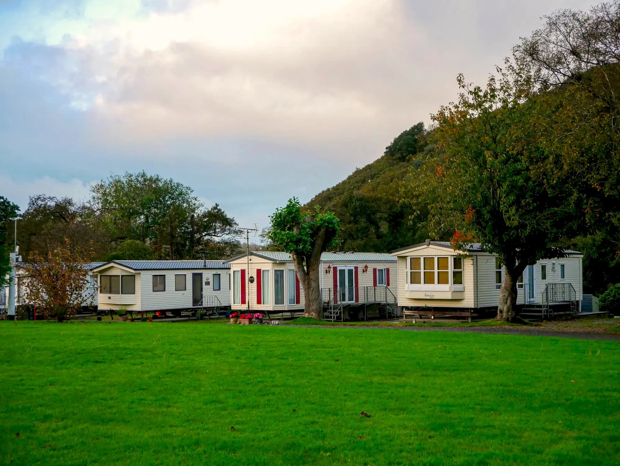 Mobil-homes alignés sur la pelouse d'un camping